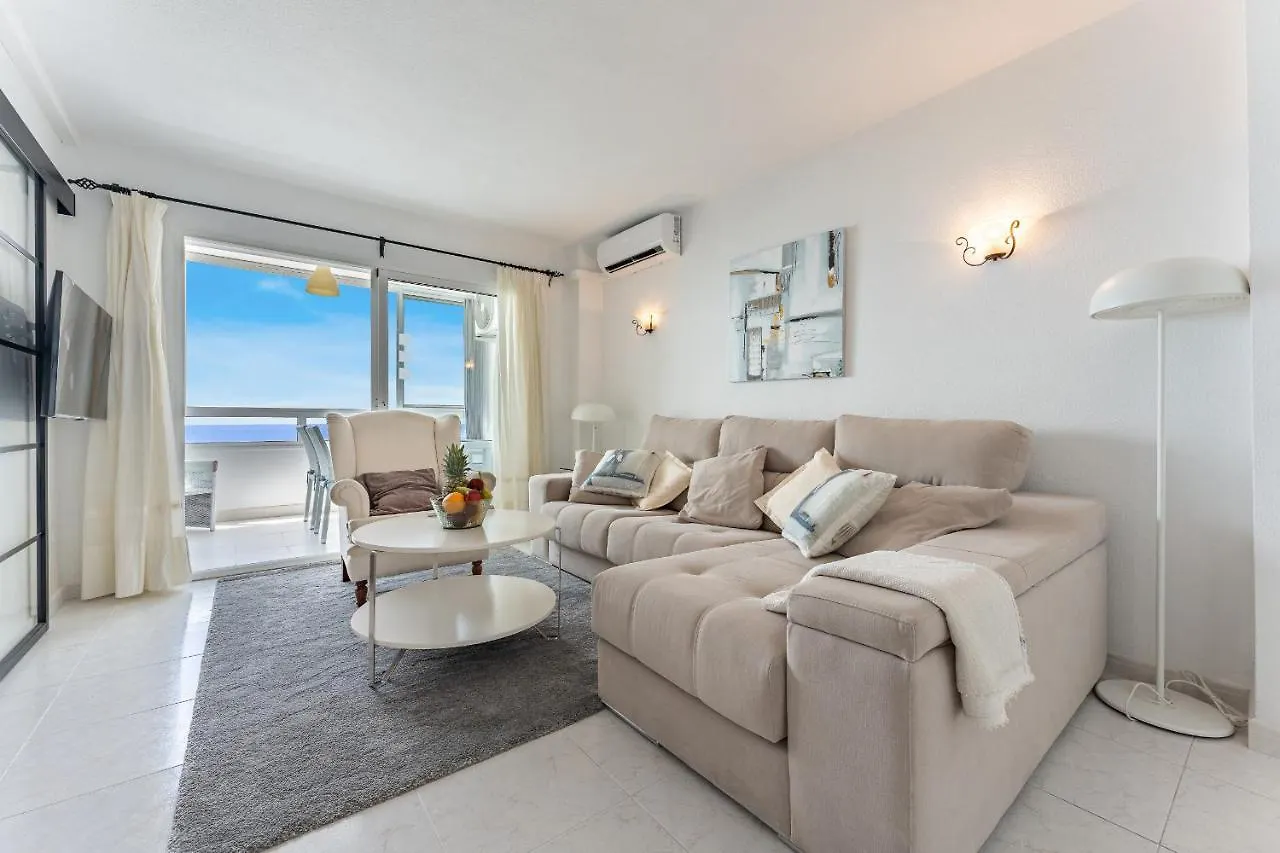 Coastal Charm Renovated 2Bed Apt, Pool, Sea Views 베날마데나코스타