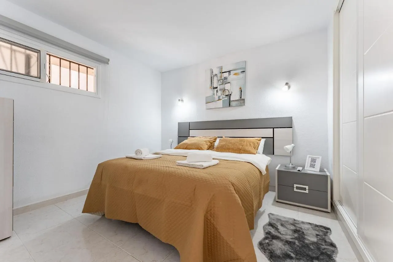 Coastal Charm Renovated 2Bed Apt, Pool, Sea Views 베날마데나코스타