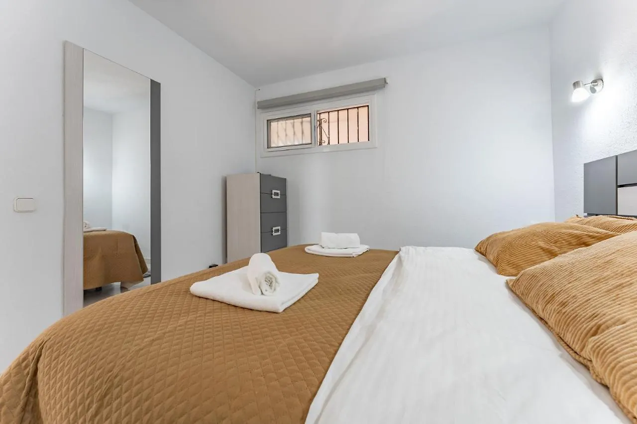 Coastal Charm Renovated 2Bed Apt, Pool, Sea Views 베날마데나코스타
