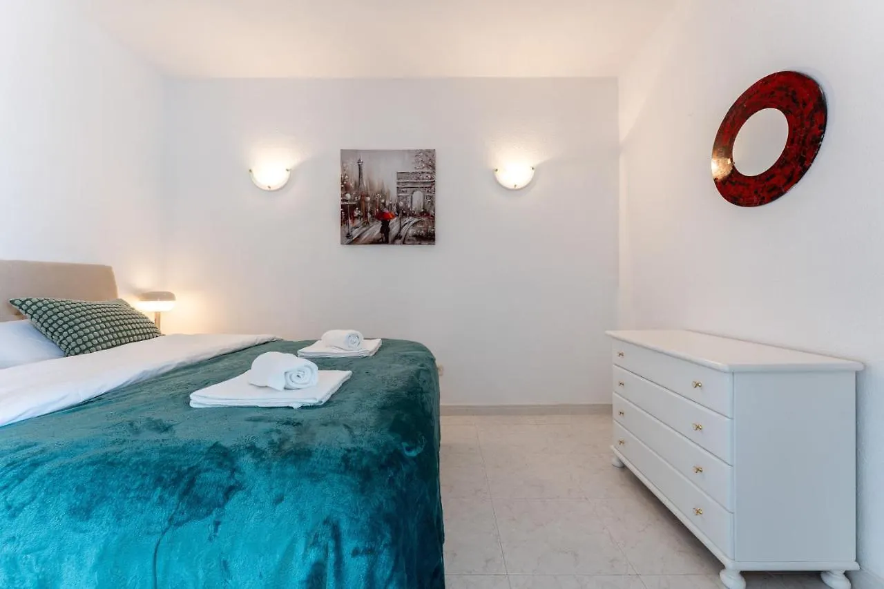 Coastal Charm Renovated 2Bed Apt, Pool, Sea Views 베날마데나코스타 아파트