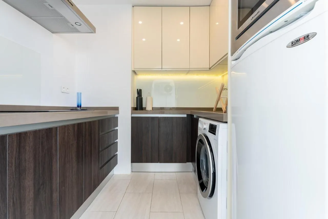 Coastal Charm Renovated 2Bed Apt, Pool, Sea Views 베날마데나코스타 0*,  스페인