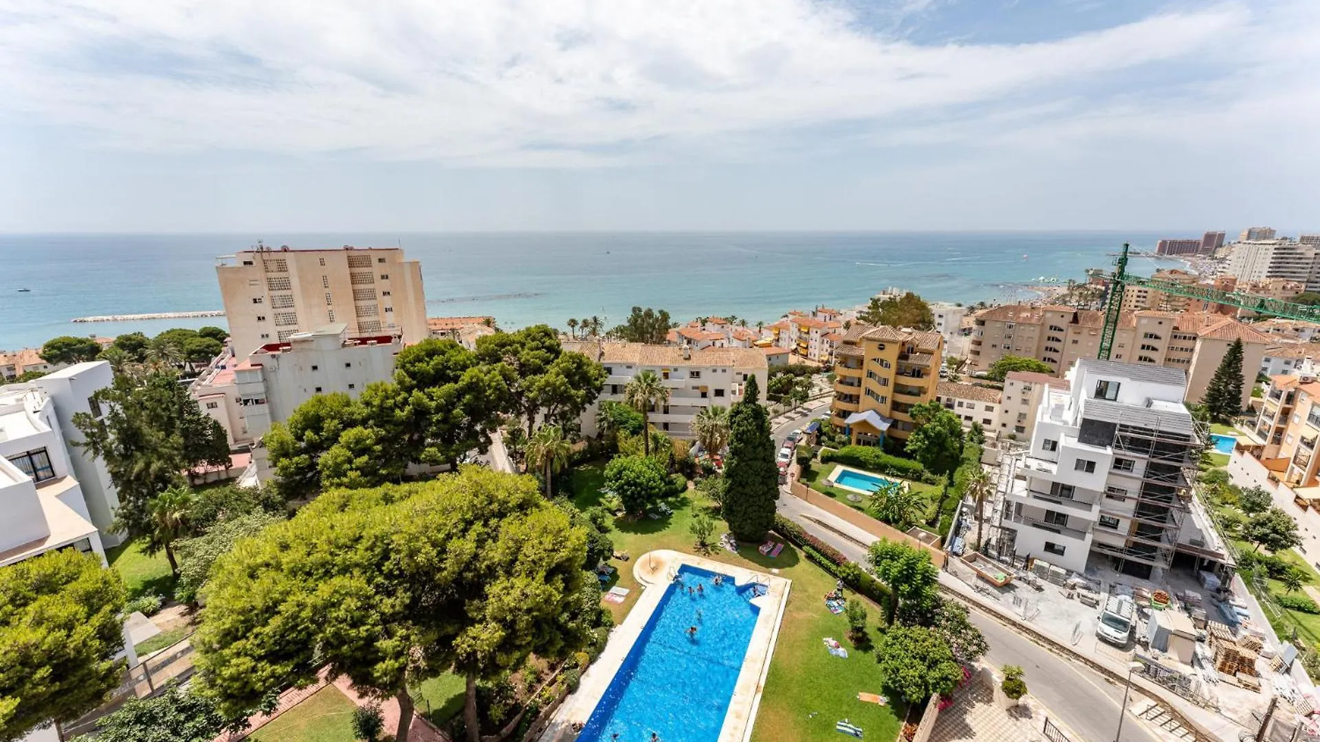 아파트 Coastal Charm Renovated 2Bed Apt, Pool, Sea Views 베날마데나코스타
