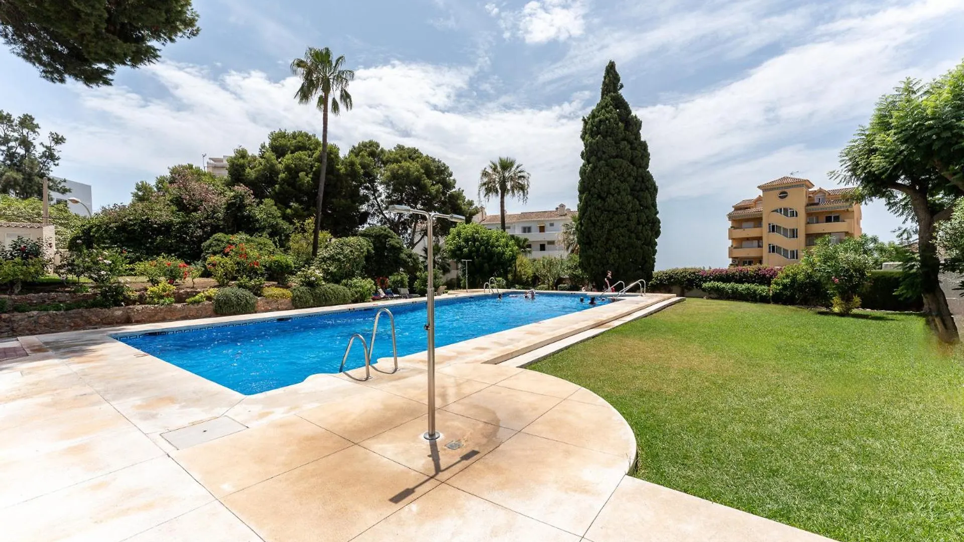 Coastal Charm Renovated 2Bed Apt, Pool, Sea Views Benalmádena 0*,  Spanien