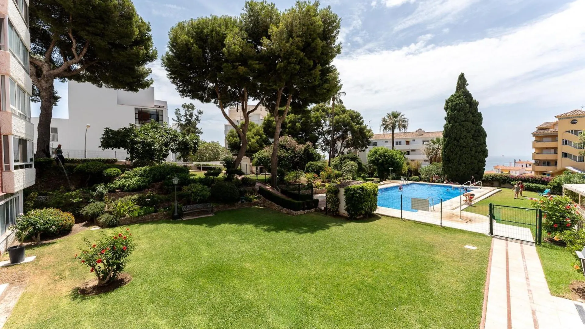 Coastal Charm Renovated 2Bed Apt, Pool, Sea Views Benalmádena