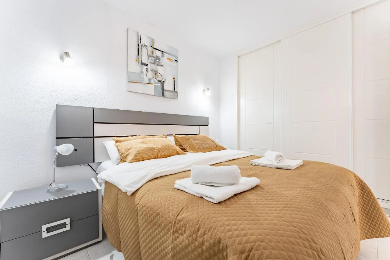 Coastal Charm Renovated 2Bed Apt, Pool, Sea Views Benalmádena Apartamento