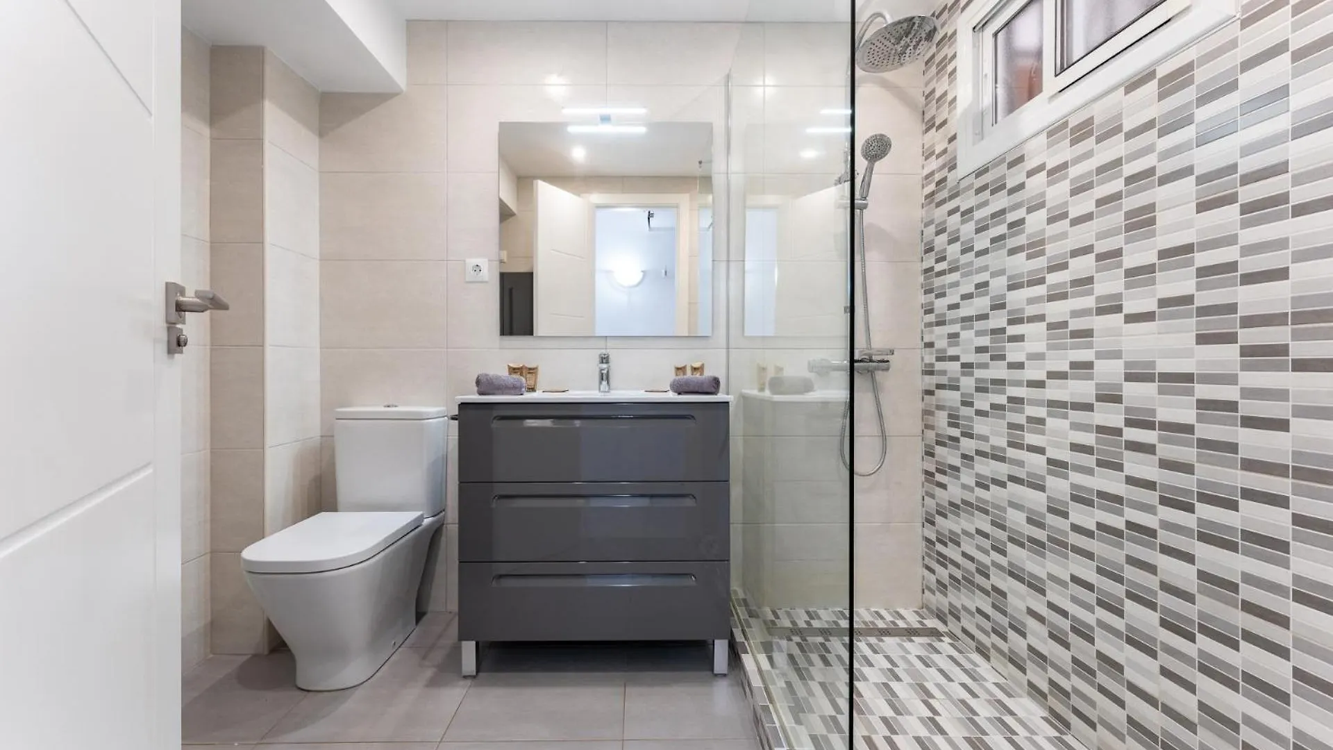 Coastal Charm Renovated 2Bed Apt, Pool, Sea Views Benalmádena 0*,